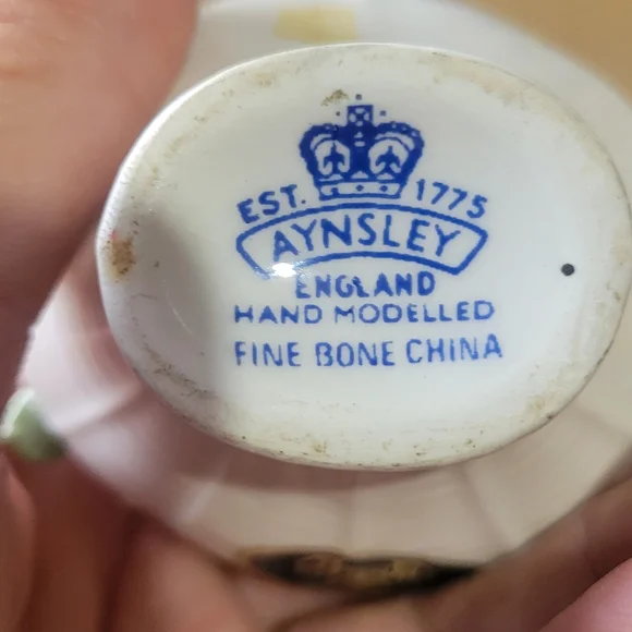 ANSLEY Ceramic Basket with Pink Roses - Picture 5 of 5